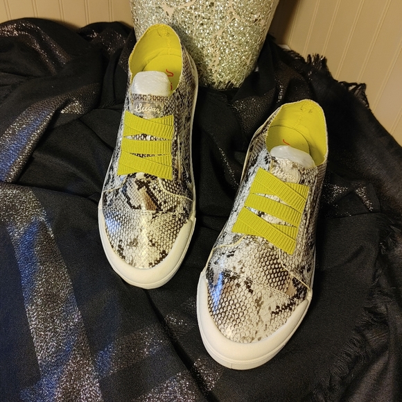 New in box ladies' Sugar snakeskin print slip on sneakers sz 8m - Picture 6 of 8
